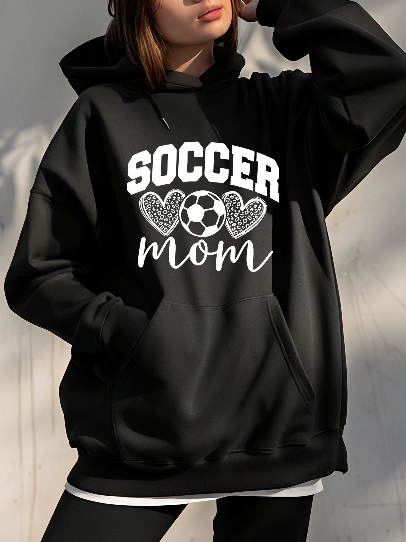Soccer Mom Hoodie Hart Voetbal Print Dames Casual Sweatshirt Sportieve stijl voor voetbalfans en moeders