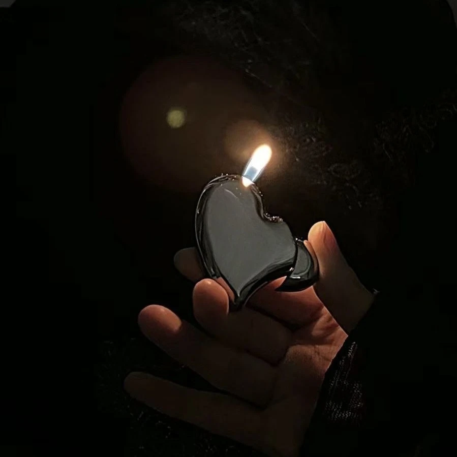 

New Heart-Shaped Lighter, Made Of Zinc Alloy Material, Packaged In A High-End Gift Box, Preferred For Both Men And Women As Gift