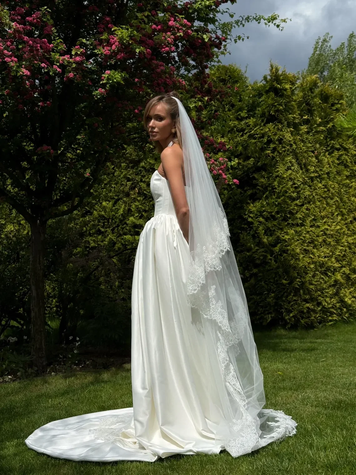 Modern Minimalist V-neck Satin Wedding Dress Pleat Strapless for Bridal Dress Dubai Women's Bridal Wedding Dress Custom