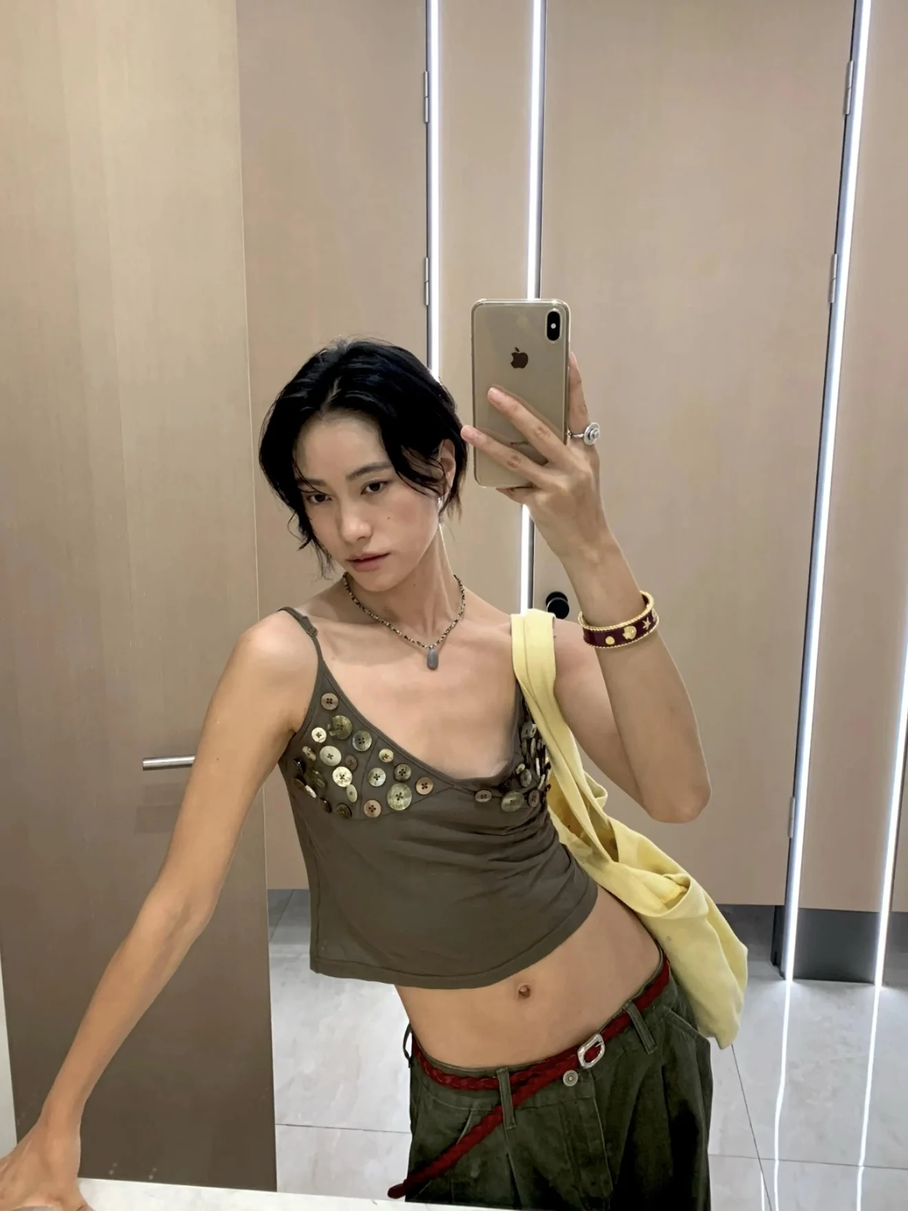 

Женский модный укороченный жилет TheLike Original Summer Heavyweight с V-образным вырезом, украшенный блестящими пуговицами, для стройнящего эффекта