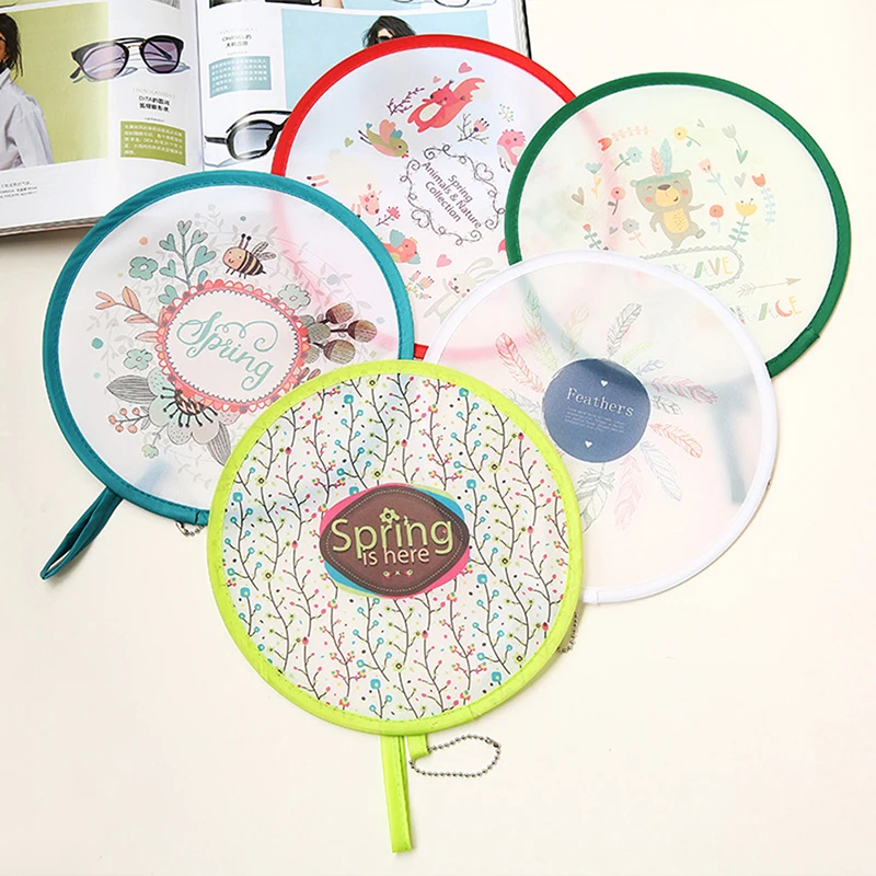 1pc Mini tragbare Falt fächer tragbare Cartoon Tasche Stoff Fan Stickerei Blume runde Seide Fans kreative faltbare Fan Geschenk