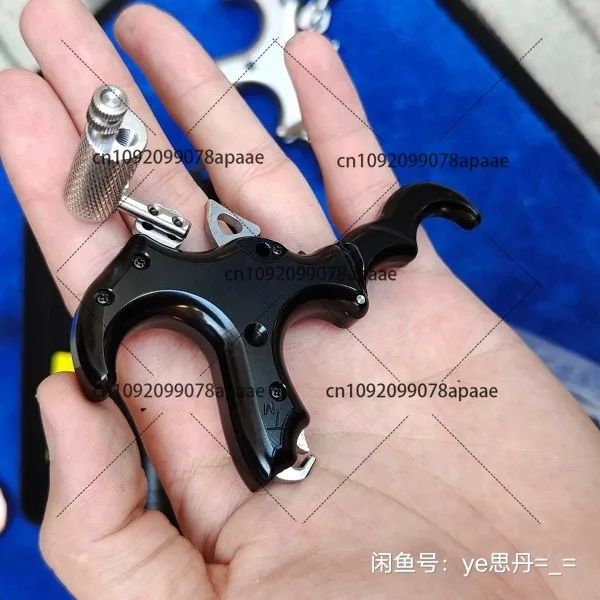 

Новый американский композитный разбрасыватель лука и стрел Stan имеет металлическую ручку с тремя четверты пальцами сверху и реплика с замком.