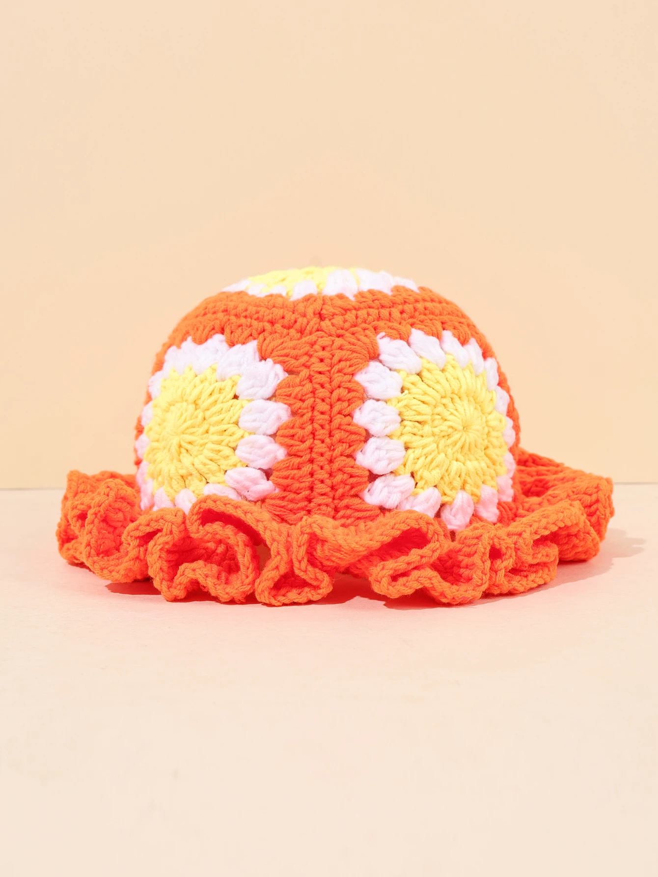 1 chapéu balde de crochê feito à mão laranja vintage com quadrados florais de avó e bordas com babados, perfeito para uso diário