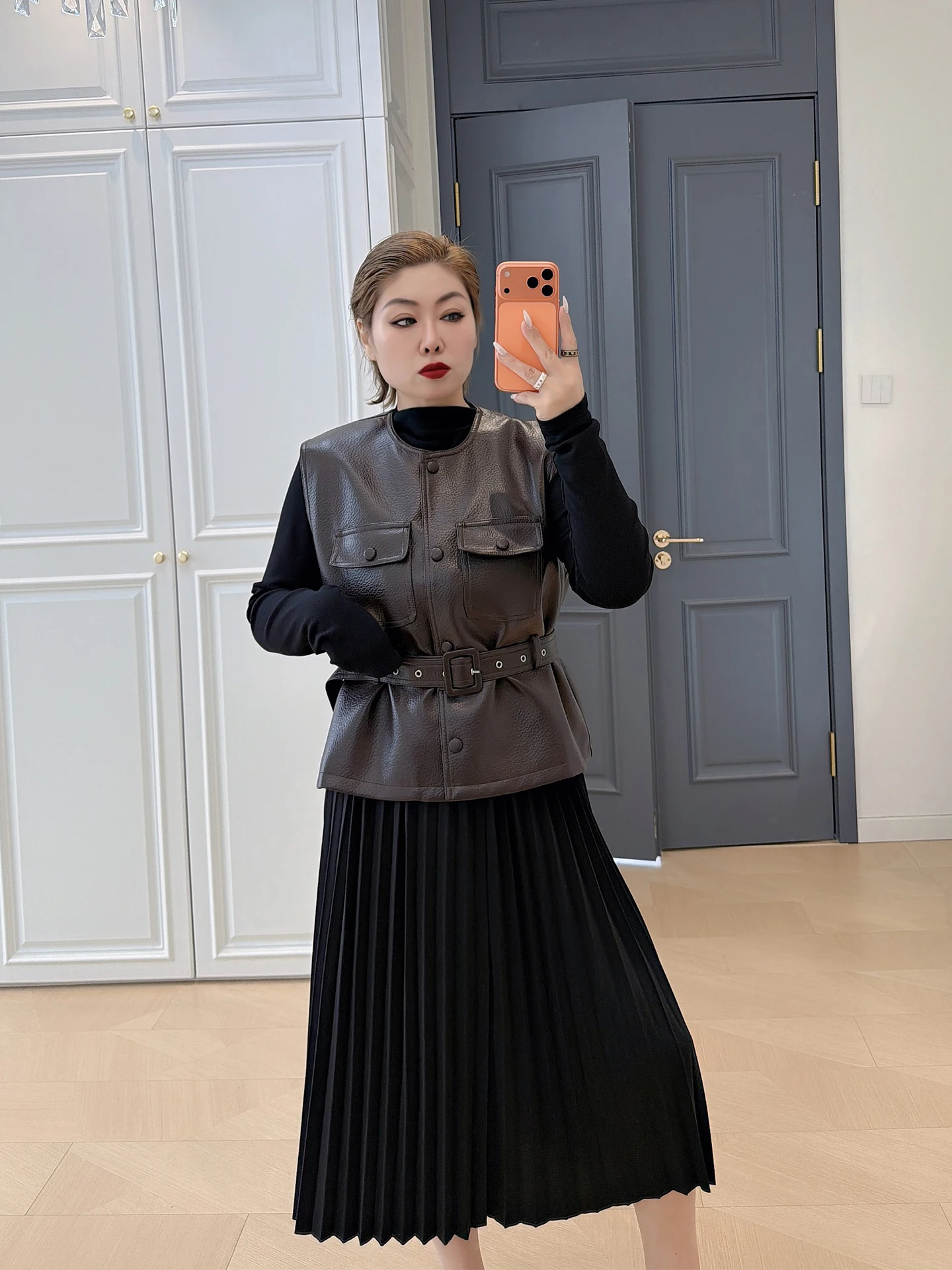 

Комплект: длинная юбка больших размеров и кожаный жилет с эффектом похудения, модный плиссированный комплект с высоким воротником (200 Pou Faionable)