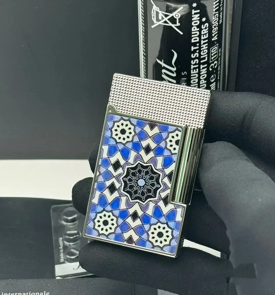 

D-опции Доступны элегантный дизайн с умеренными сине-белыми геометрическими узорами Коллекция зажигалки