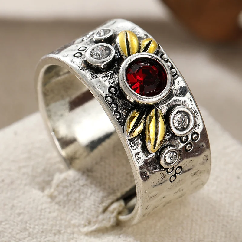 Ladies' Vintage Floral Pattern Wide Face Ring With Hammer Texture Synthetic Zircon Ring Daily Party Atmosphere Accessory