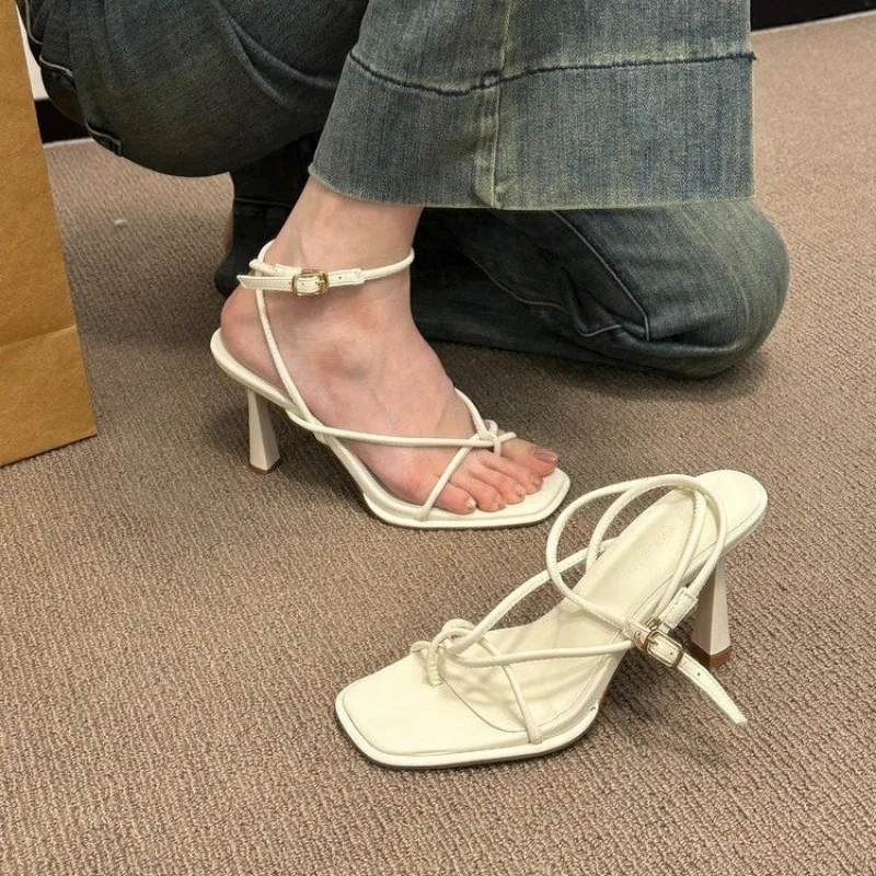 

Stunning open-toe sandals for women2026New summer style Roman high-heeled shoes with a single strap and thin heel that are comfo