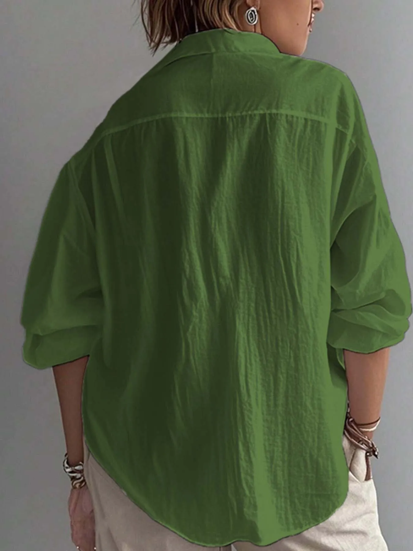 Klassisches Damen-Hemd aus 100% Baumwolle mit Kragen und Knopfleiste – ein einfaches, unverzichtbares Oberteil für den Alltag und das Büro. – Detail 2