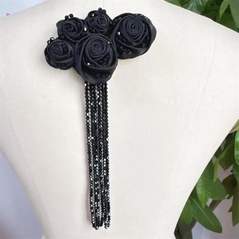 Handgefertigte Perlenapplikation aus Organza mit Kristall-3D-Rosenblüten, Glitzernde Kristallquasten-Brustblume, Schulterapplikation von hoher Qualität – Detail 10