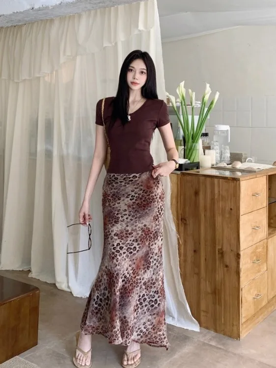 

Женская футболка больших размеров в стиле ретро с V-образным вырезом и коротким рукавом, юбка А-силуэта с высокой талией, летний новый стиль, корейский дизайн для повседневной носки