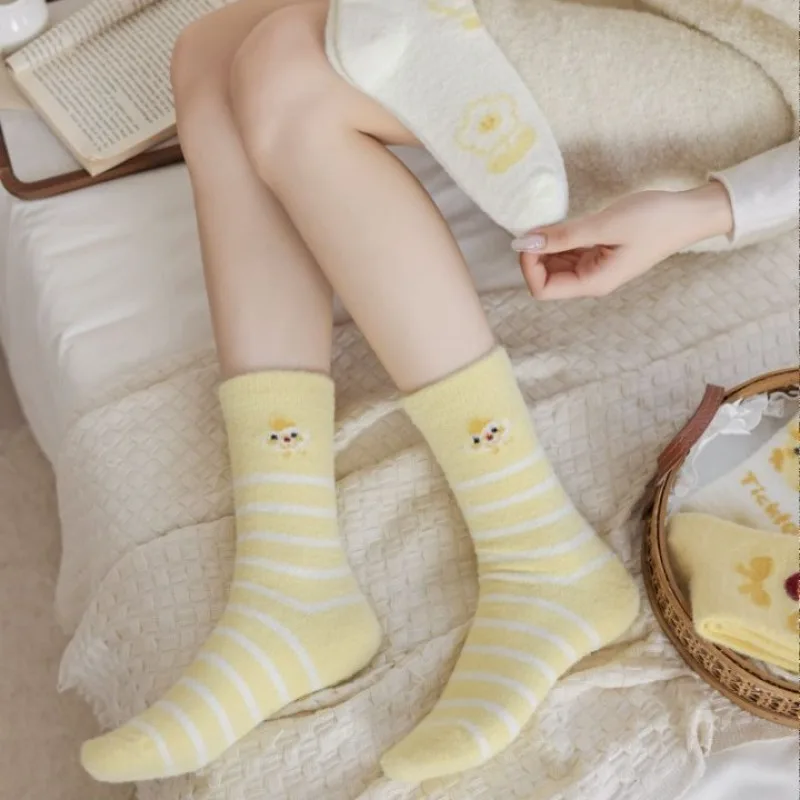 5 pares de calcetines gruesos peludos lindos de Otoño Invierno para mujer calcetines amarillos con estampado de pollito de dibujos animados cálidos para dormir en el suelo de la nieve calcetines a media pantorrilla para mujer 2025