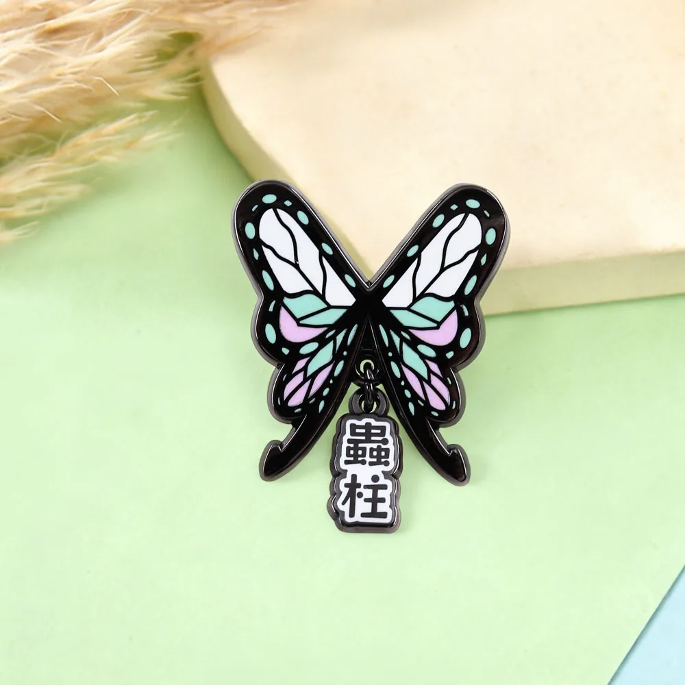 Insekten-Hashira Schmetterling Emaille-Pin Anime Kochou Shinobu Anhänger Brosche für Rucksack Kleidung Geschenk – Detail 8