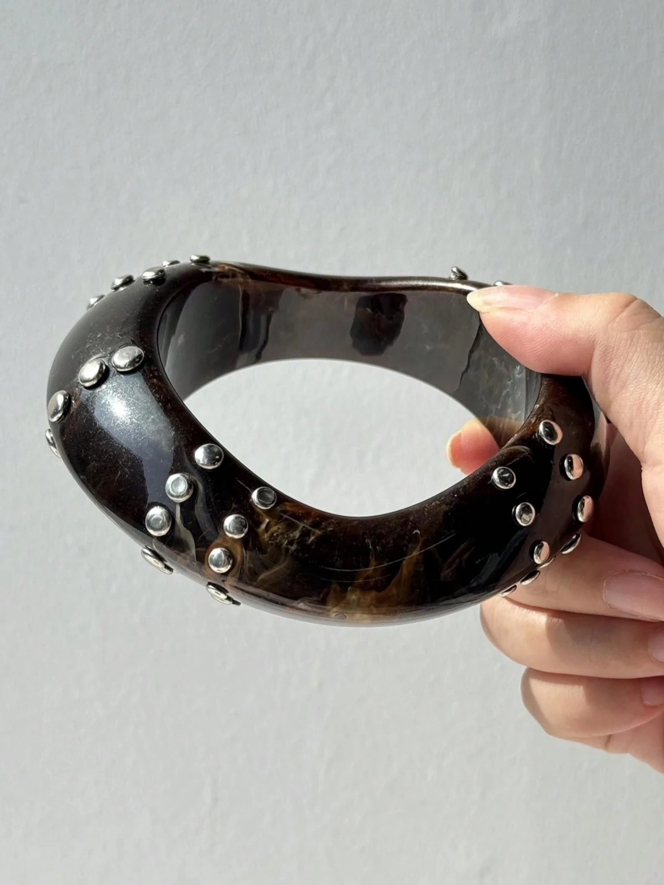 HUANZHI Schwarz-weißes, unregelmäßiges Harzarmband mit kühnem, trendigem Design, einzigartiger Punk-Stil, silberner Nietenverschluss, Damenschmuck