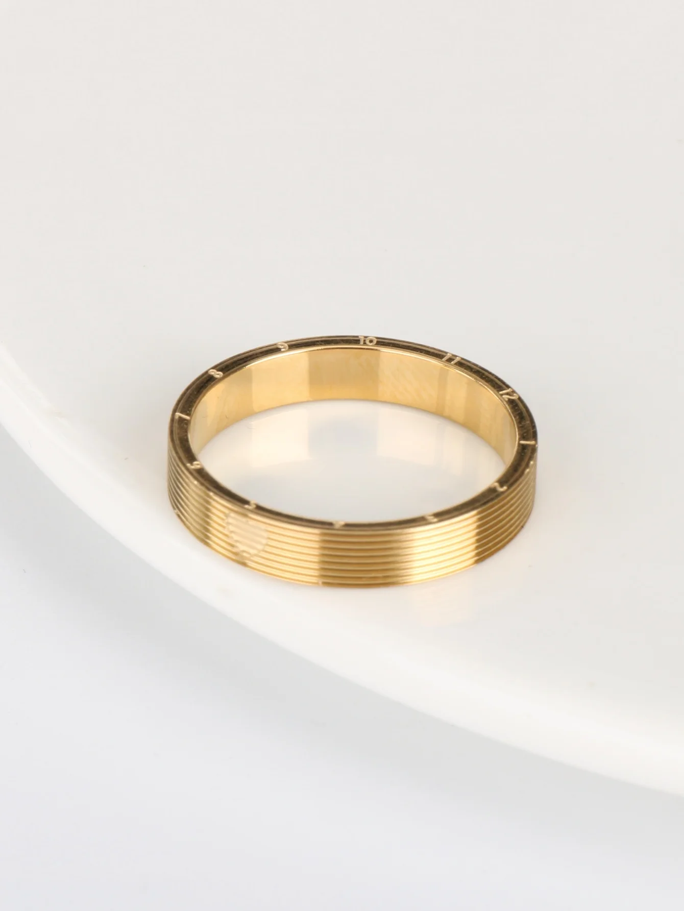 1 Piece Stainless Steel Ring with 18K Gold Plated Heart-Shaped Date Scale Stripe Design, Light Luxury Commemorative Number Ring, Suitable for Men and Women for Daily Wear, Dating, Banquets, Parties, Workplace / Stackable for Multiple Occasions