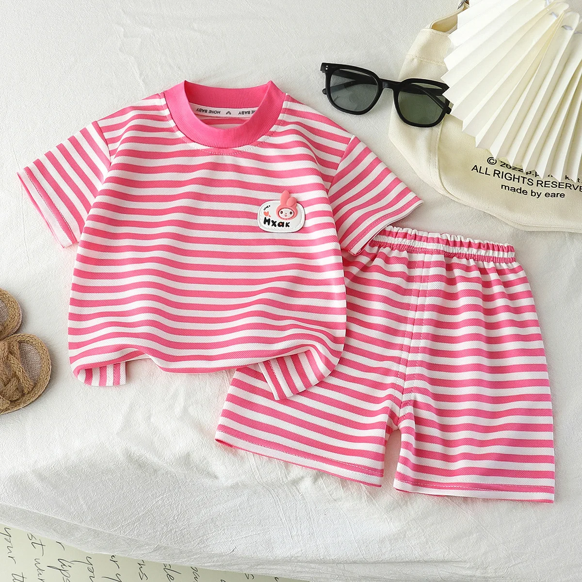 Neues koreanisches Kinder-Set für Jungen und Mädchen, Sommer-Set mit gestreiftem Rundhalsausschnitt, Revers, kurzen Ärmeln und Shorts, lässiges zweiteiliges Set – Detail 4