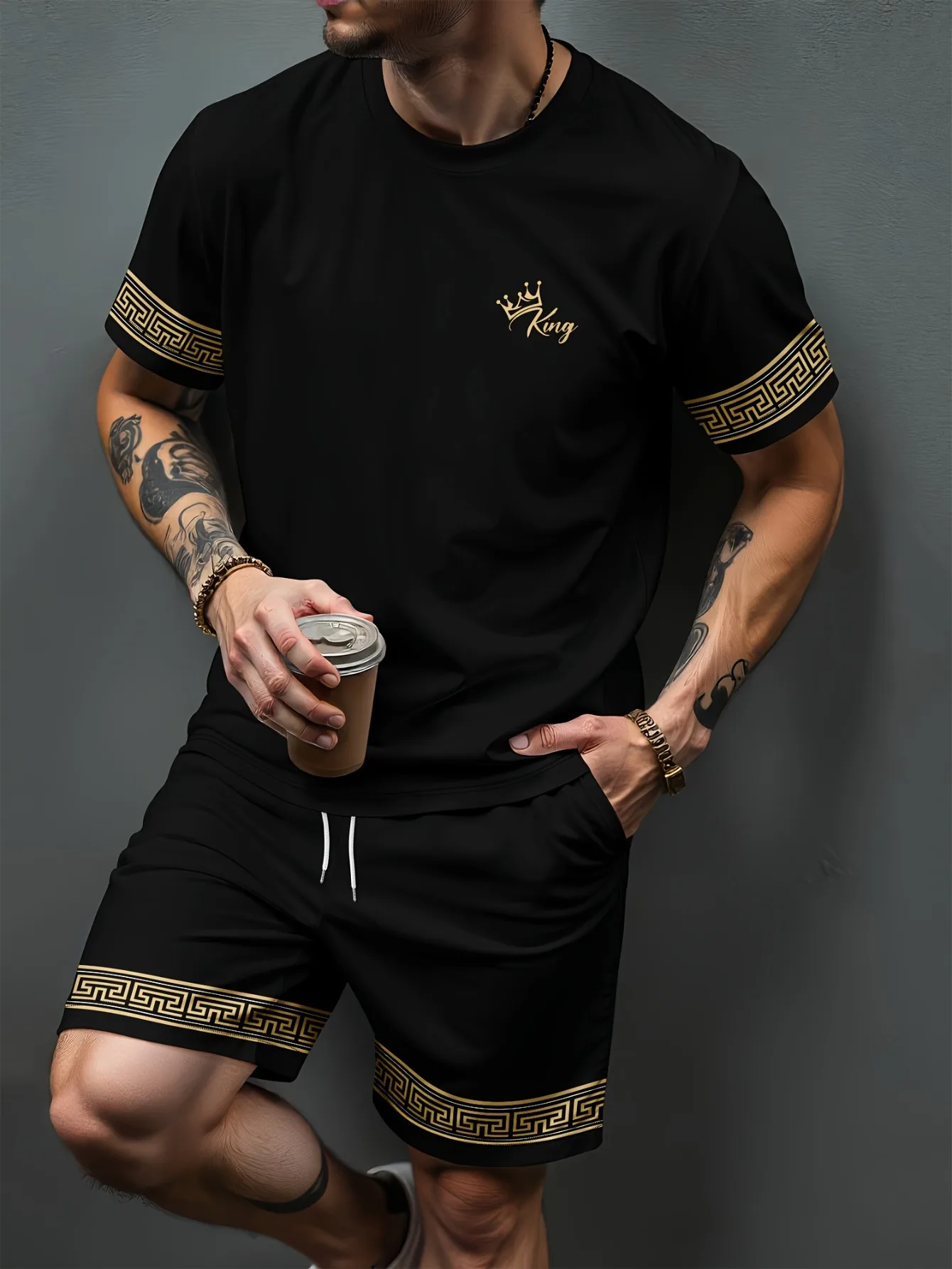 Conjunto de camiseta de cuello redondo transpirable y microelástica con estampado de letras a rayas para hombre, estilo americano, y pantalones cortos con cordón, para uso casual al aire libre.