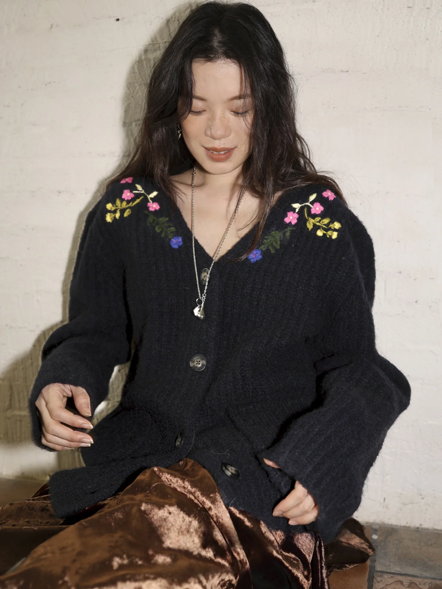 

Мягкий шерстяной вязаный открытый кардиган, свитер с вышитыми цветами, свободный крой, повседневный женский модный осенне-зимний сезон