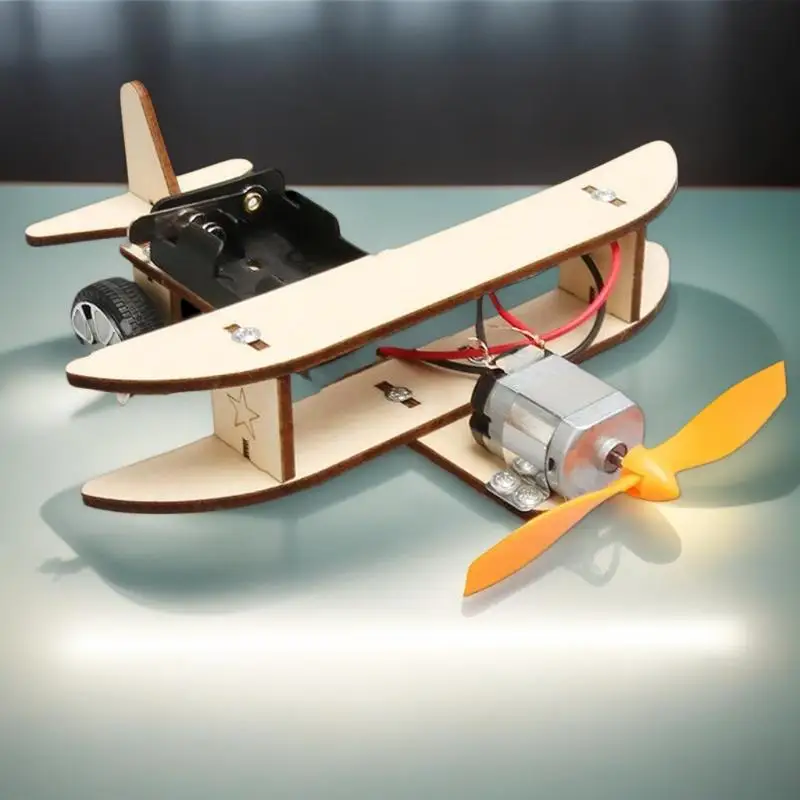 Um conjunto de projeto de avião de madeira DIY, brinquedos científicos STEM para crianças, material escolar educacional