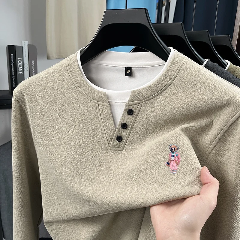 Herbstliche Herren-T-Shirts mit Rundhalsausschnitt und Fake-Two-Design, exquisit besticktes Langarm-Oberteil mit Rundhalsausschnitt, lässige Mode-Markenkleidung für Männer. – Detail 2