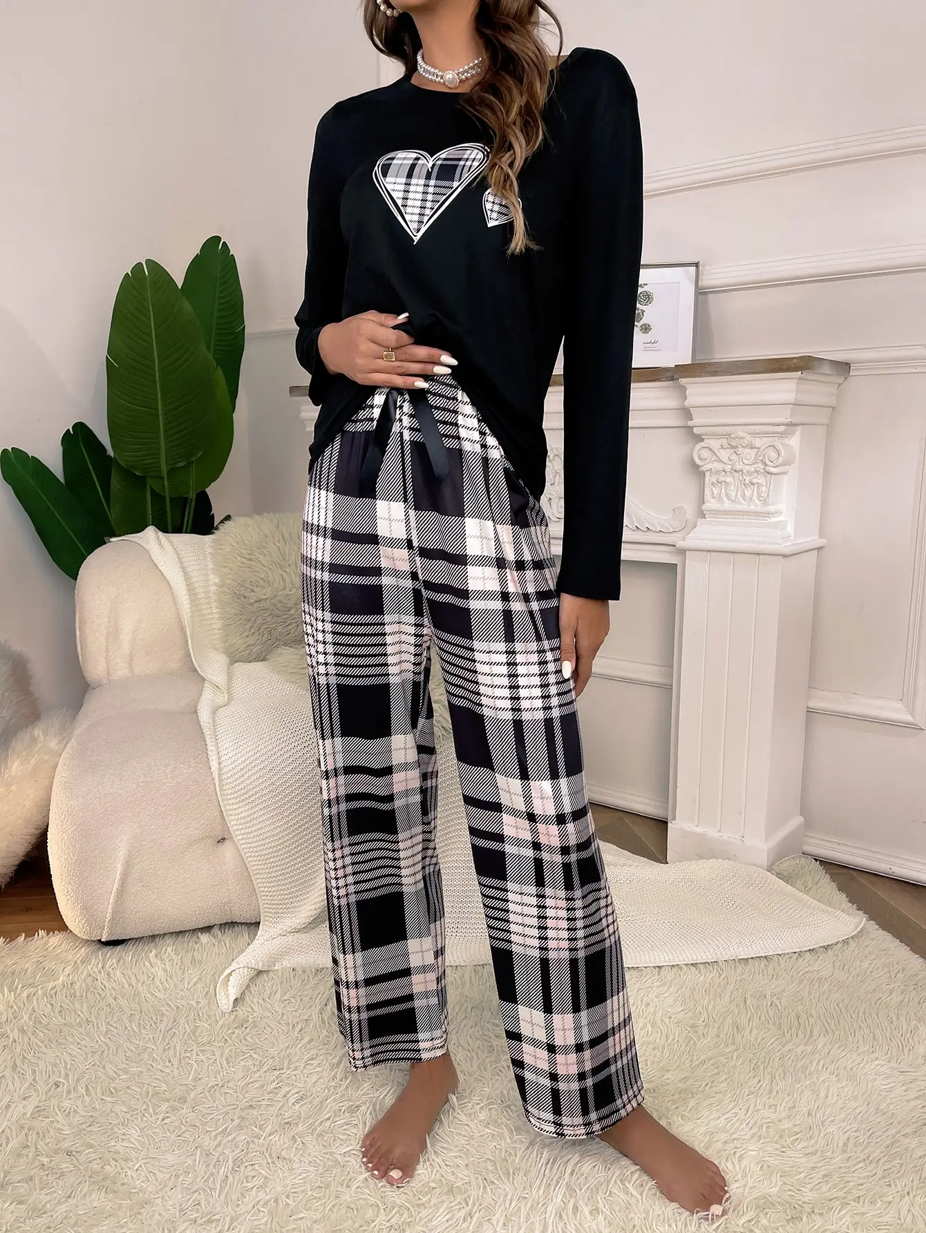 Plaid heart print black crew-neck long sleeve top and plaid trousers casual and comfortable women\'s pajama set