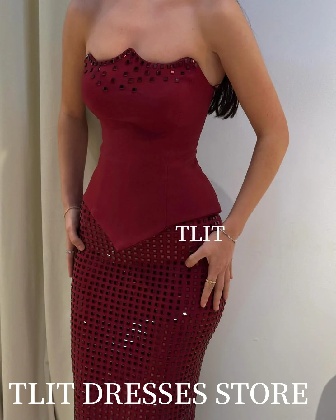 فساتين سهرة غمد مكونة من قطعتين باللون الأحمر الخمري اللامع من TLIT مخصصة من فيستدو دا نويت بدون حمالات وكريستال بدون أكمام فساتين حفلات