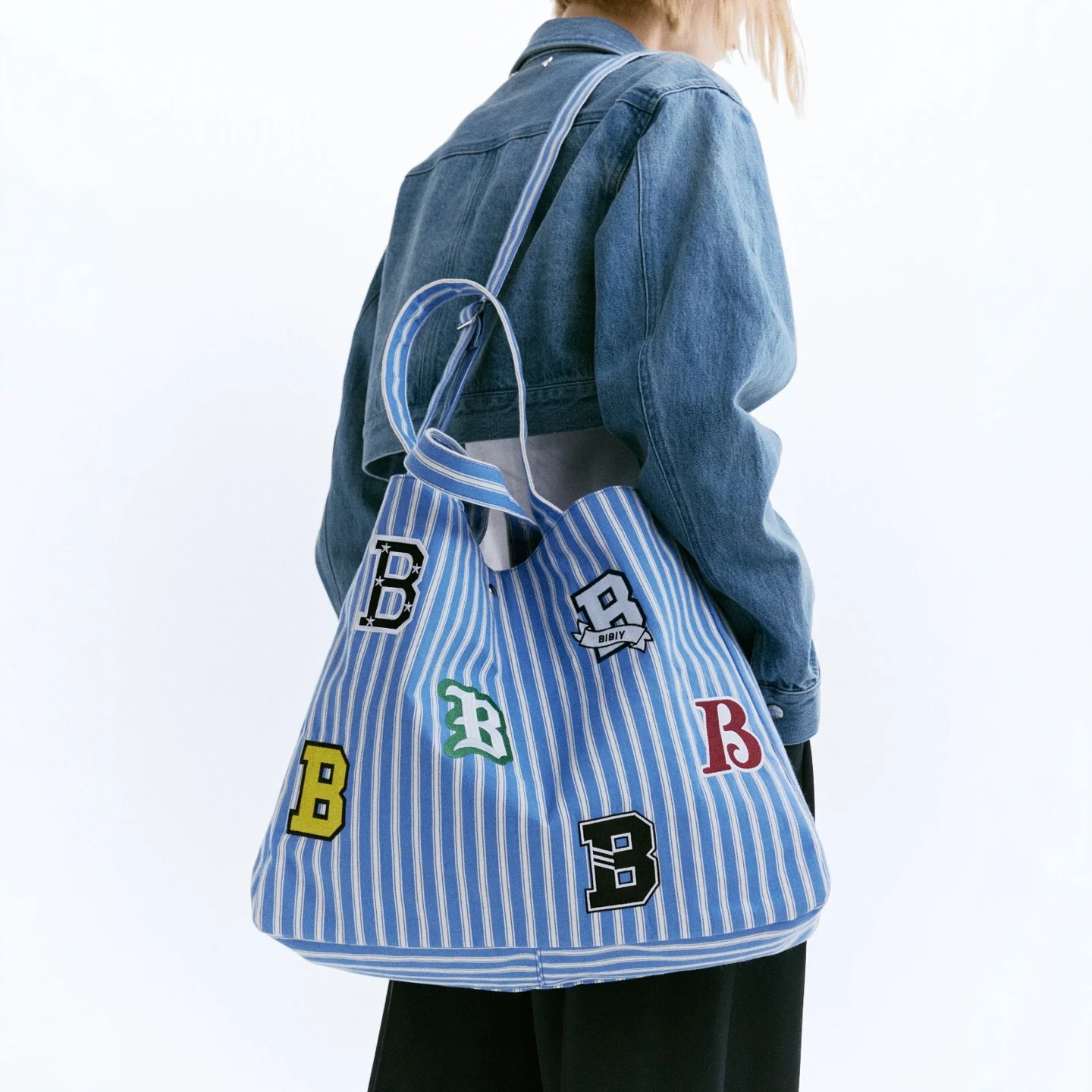 Large Capacity Canvas Tote Bag Embroidered Patch Crossbody Single Shoulder Bag for Commuting Casual Use by Young Adults