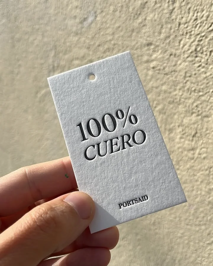 Etiquetas Colgantes Personalizadas, Impresión en Tela, Grabado en Relieve, Etiqueta de Algodón para Ropa, Personalización con Logotipo, Etiqueta para Prendas
