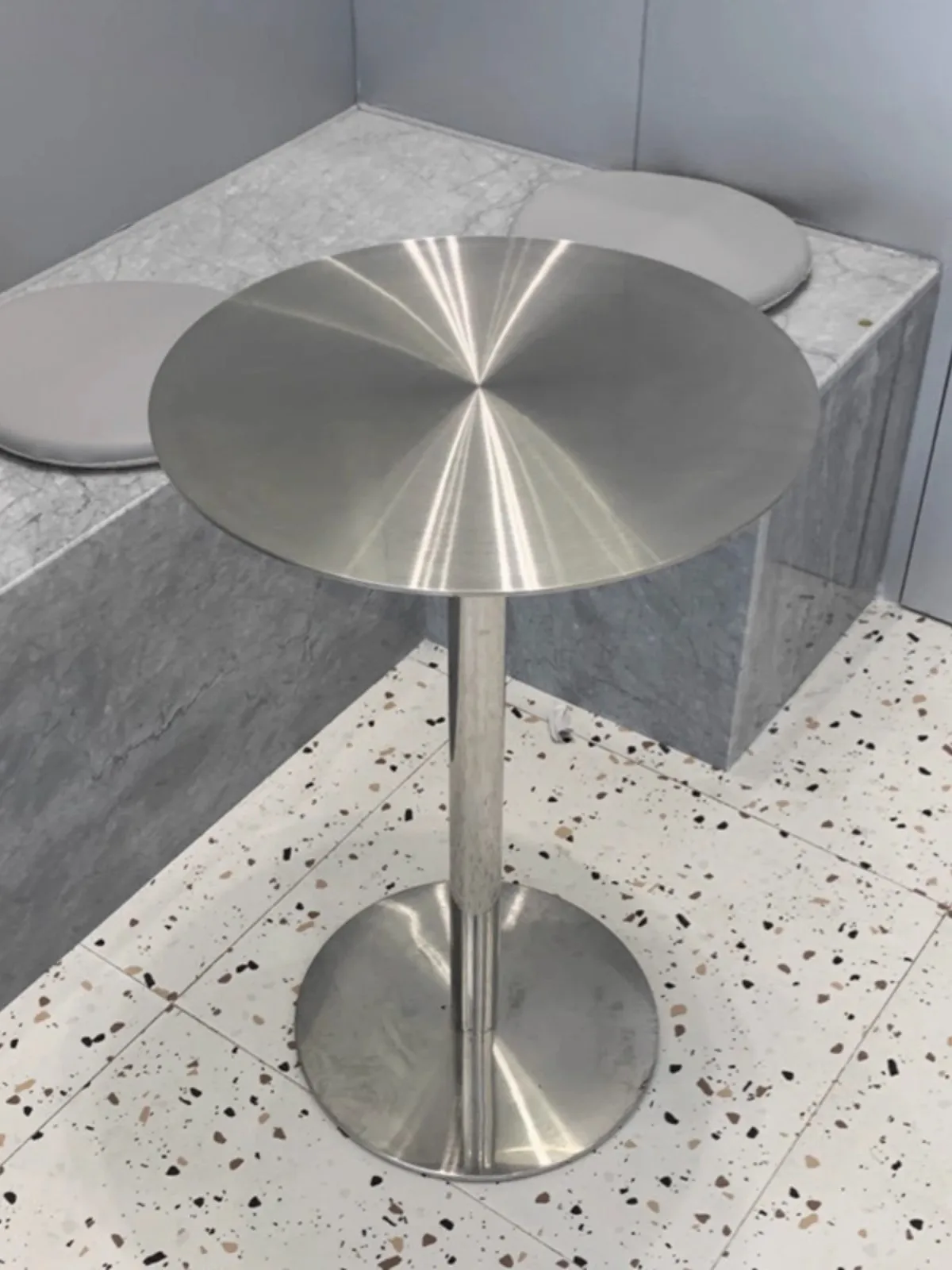 بسيطة الحديثة النمط الصناعي مقهى الفولاذ المقاوم للصدأ طاولة مستديرة صغيرة في الهواء الطلق الترفيه طاولة حديدية مستديرة طاولة طعام معدنية