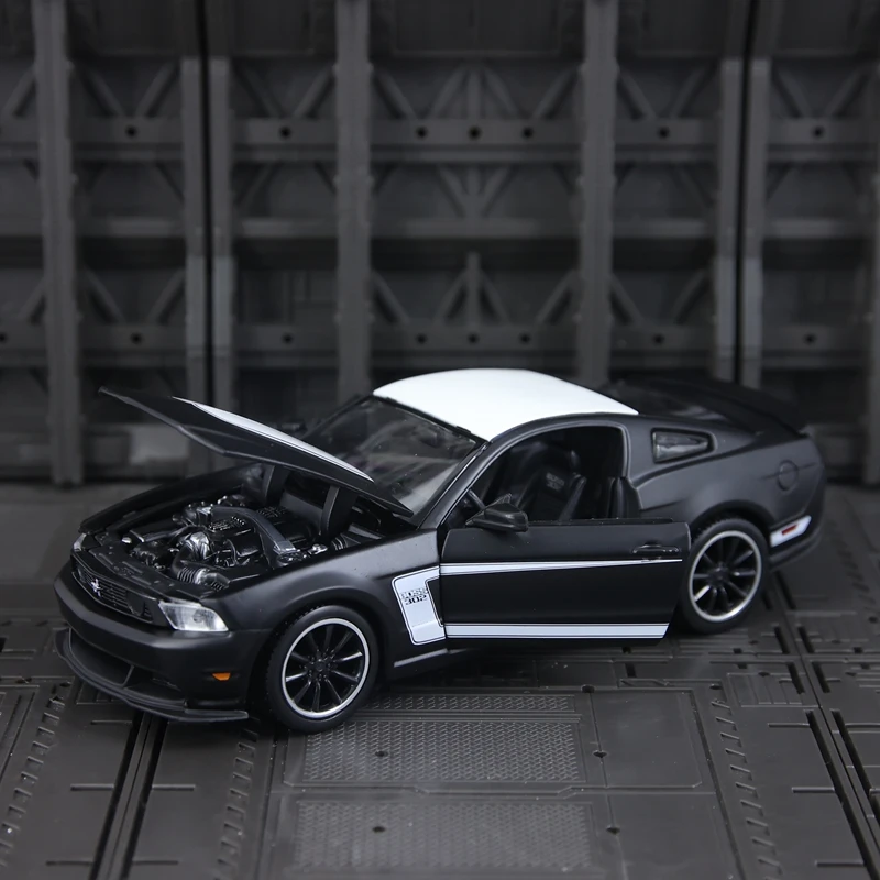 Maisto 1:24 Simulated 2012 Ford Wild Boss 302 alloy supercar model with doors and hood that can be opened as static car ornament