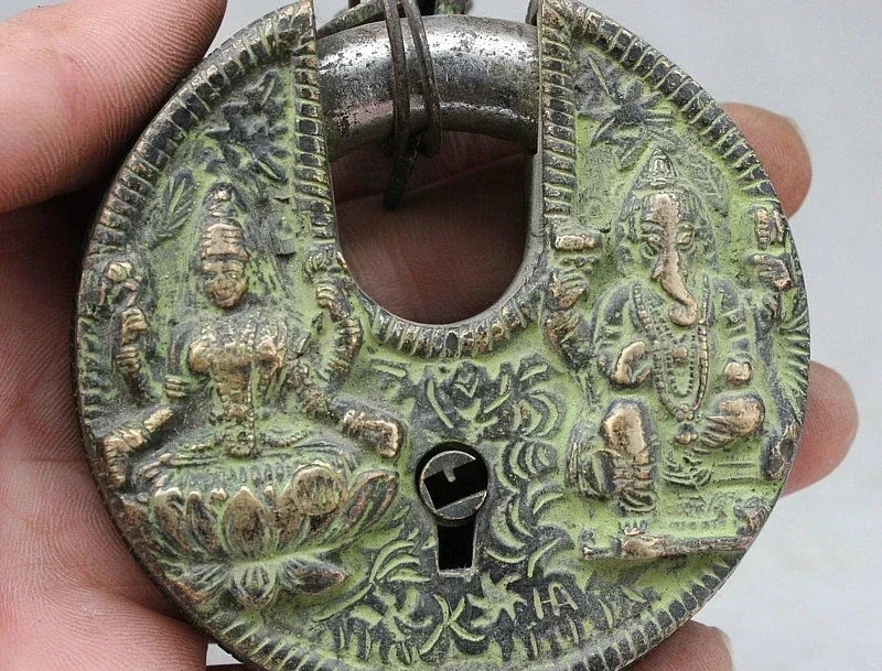 Old Tibet Buddhism Bronze Ganesha Lord Buddha 4 arms Chenrezig Statue Locks keys