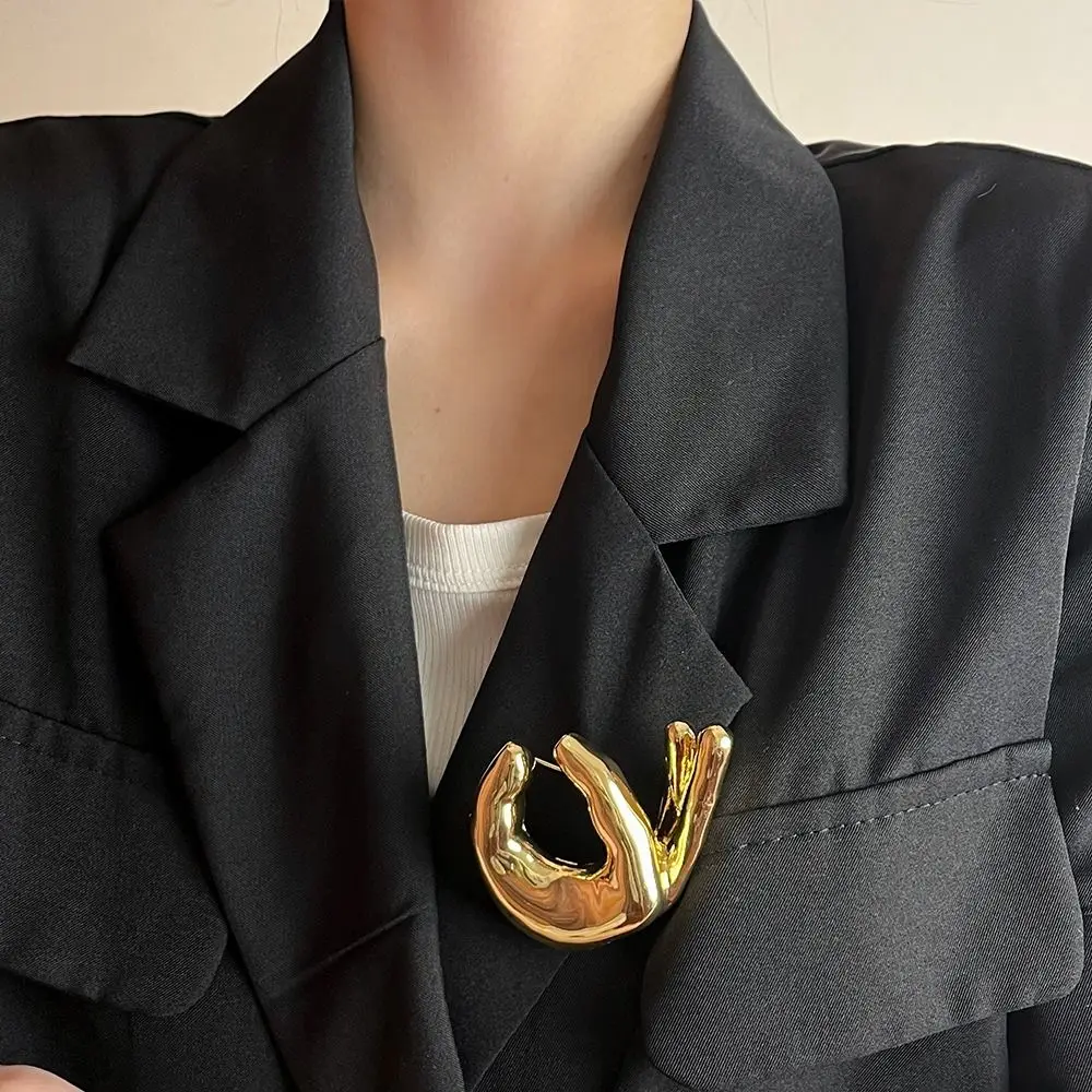 Unique Alloy OK Gesture Brooch Minority Design Jewelry Accessories Metal Glossy Clothes Pin Bag Badge Luxury Brand Gift