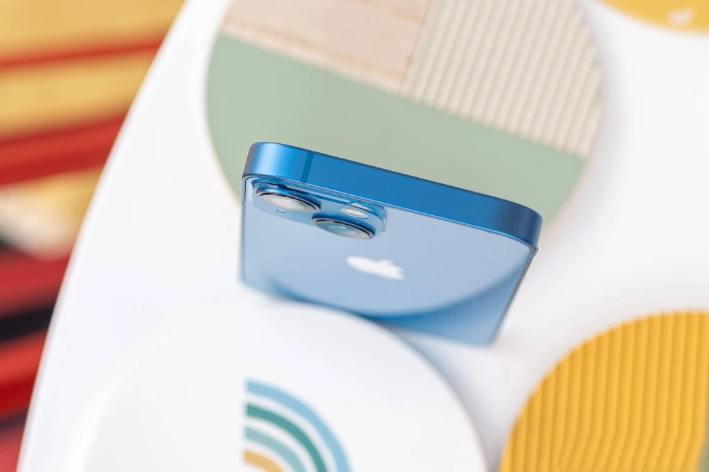 هاتف Apple iPhone 13 الذكي الأصلي الصغير مقاس 5.4 بوصة OLED 128GB 256GB 512GB ROM A15 Bionic IOS Face ID NFC غير مقفول 5G هاتف محمول مستعمل