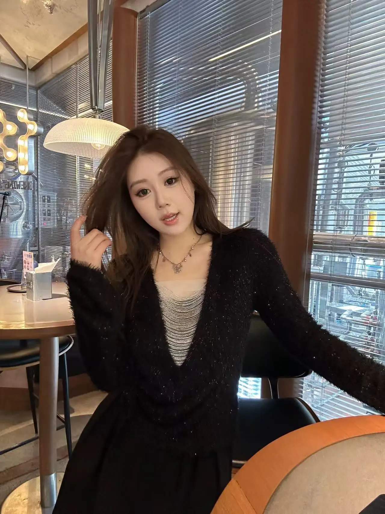 

Женская трикотажная кофта Qiqi больших размеров с серебряной цепочкой, V-образным вырезом, длинными рукавами, облегающая, универсальная, повседневная, из полиэфирного волокна