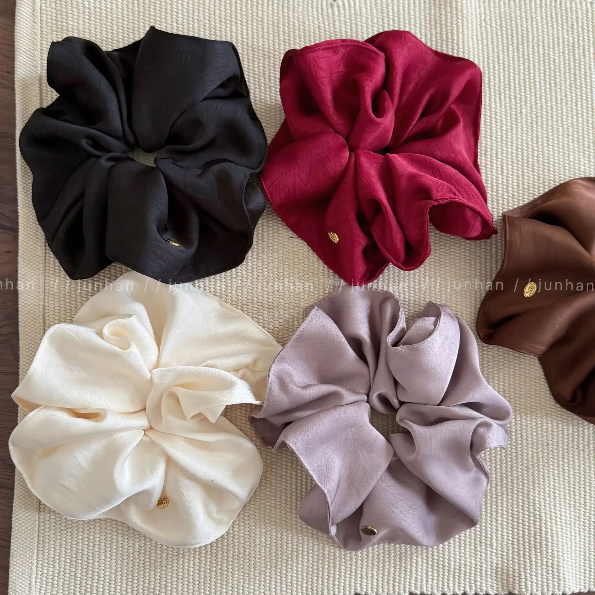 

Французская текстура с замком по краям, маленькая золотая этикетка, атласная резинка для волос, резинка для волос, высококачественная веревка для волос в новом стиле