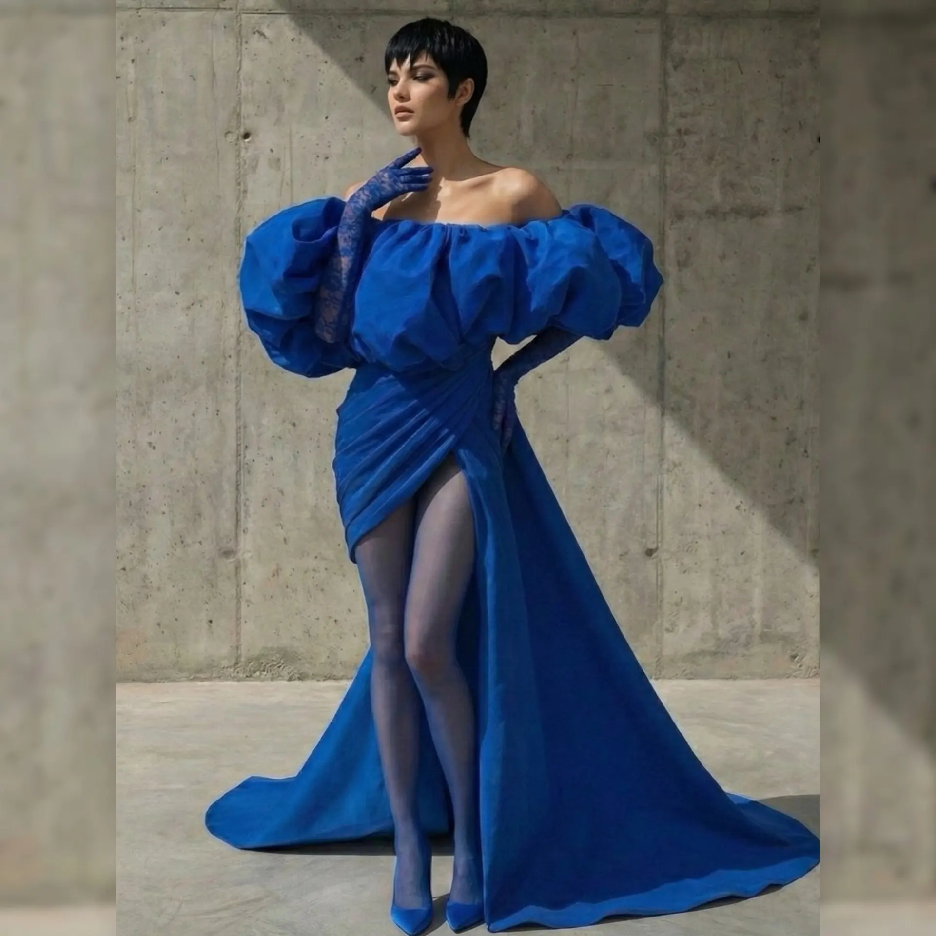 

Electric Blue Off‑Shoulder Puff Sleeve Gown with High Slit & Train, Luxury Satin Prom Dress for Red Carpet, Party, Wedding Guest