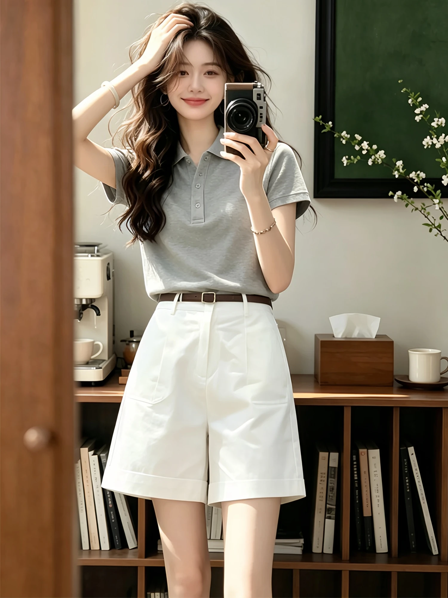 

Summer 2026 Grey Collar Short Sleeve T-Shirt And White Five-Point Pants High Fashion Two-Piece Set Casual Style Women's ...