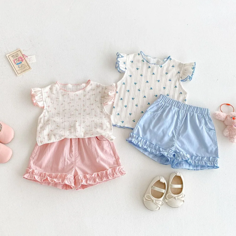 

2023 летняя детская одежда для девочек от 0 до 5 лет, детская футболка с рукавами-крылышками и цветочным принтом, топы, однотонные шорты с эластичной резинкой на талии, костюм