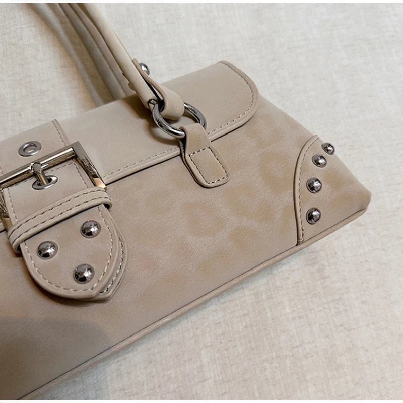 Leopardenmuster-Nieten-Unterarm-Schultertasche, Damen Vintage-Handtasche mit Schnallendesign, Y2k Mädchen Mode Party Retro Metall-Nieten-Handtasche – Detail 4
