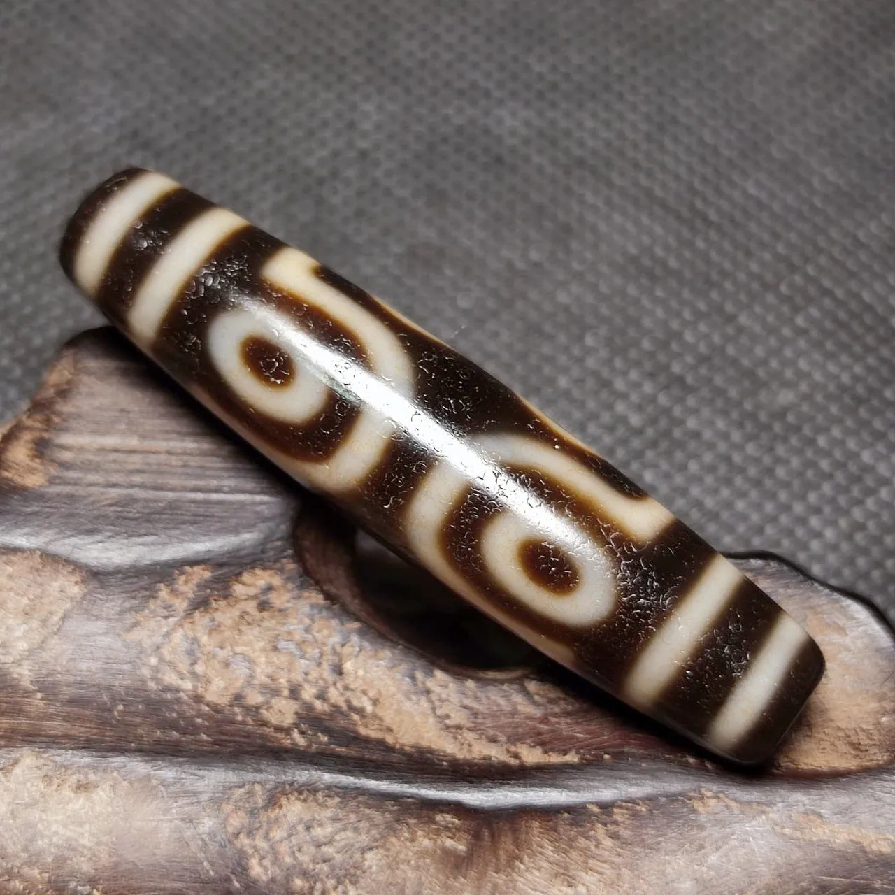 

Tibetan accessories natural onyx horseshoe pattern high oil weathering pulp seven eyes Tianzhu Dzi pendant DIY accessories