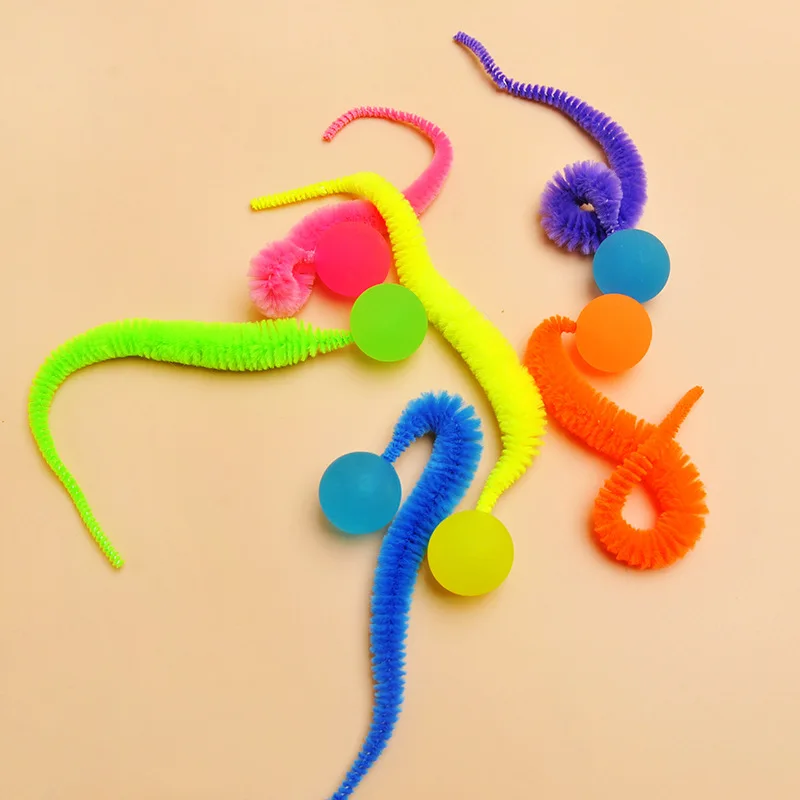 Interaktives Katzenspielzeug Niedlicher Wurm-förmiger Katzen-Elastikball mit Schwanz Katzen-Neckspielzeug für Drinnen Katzen-Wurm-Raupen-Elastikspielzeug – Detail 4