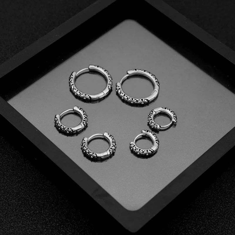 

Retro titanium steel ear buckles, punk dark wind stainless steel earrings, three flower daisy earrings, hip-hop couple earrings, unique design does not fade, travel party versatile