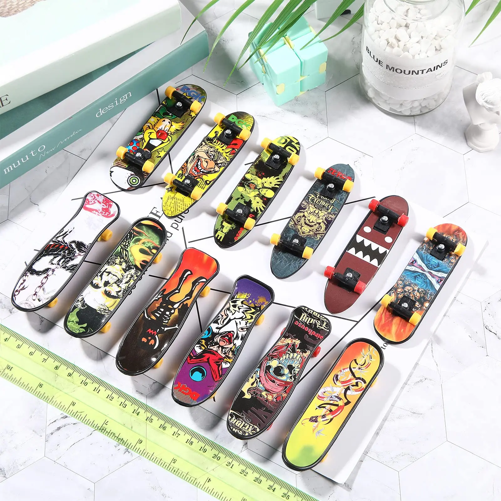 36 Stuks Mini Vinger Skateboard Speelgoed Skateboard Vinger Boards Met Dubbelzijdig Patroon Creatieve Vingertop Beweging Nieuwigheid Speelgoed