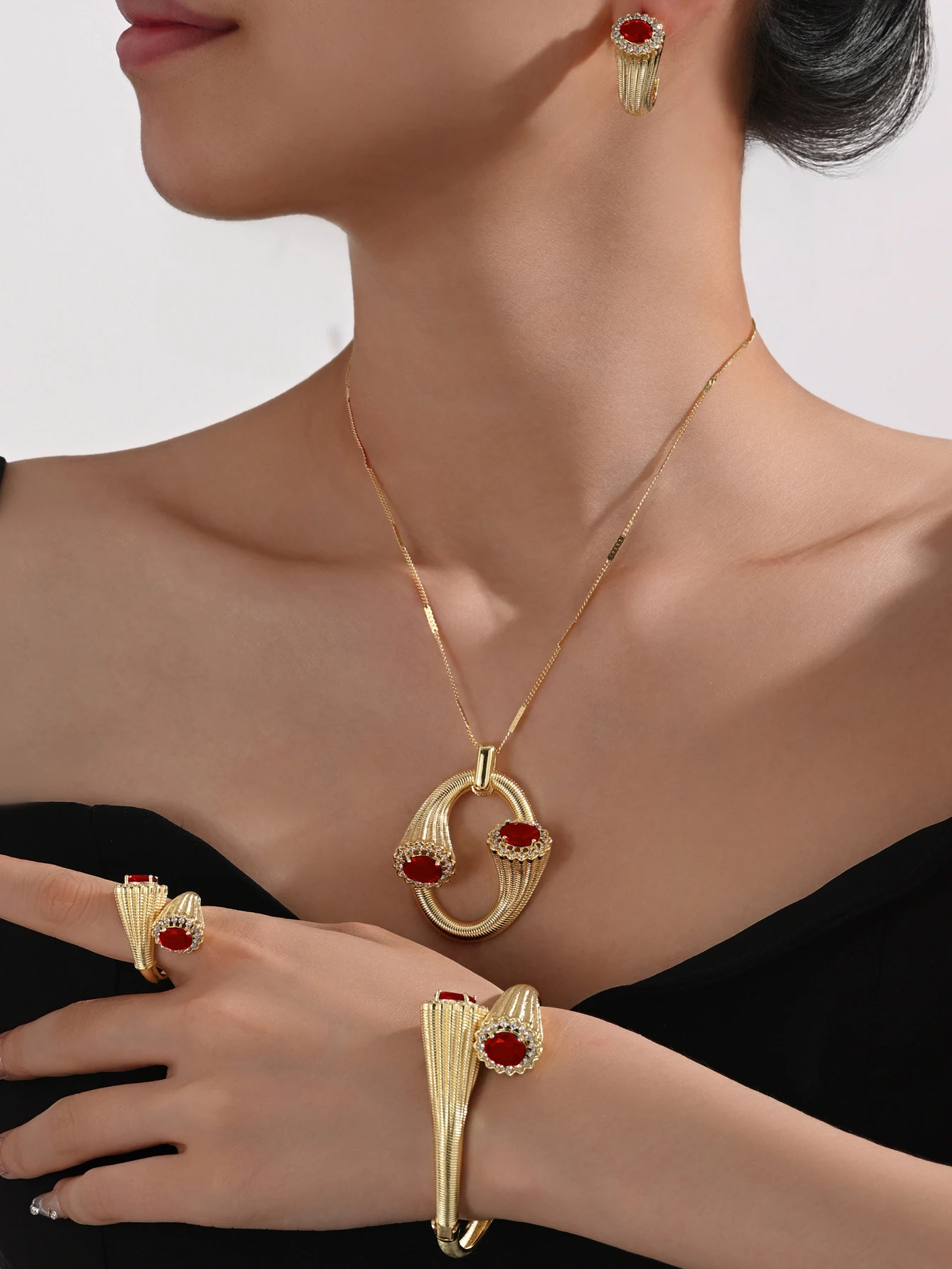

Geometric and Simple Necklace, Bracelet, Earrings and Ring Are the New Trend of 18K Gold-plated Waterproof Jewelry for Women