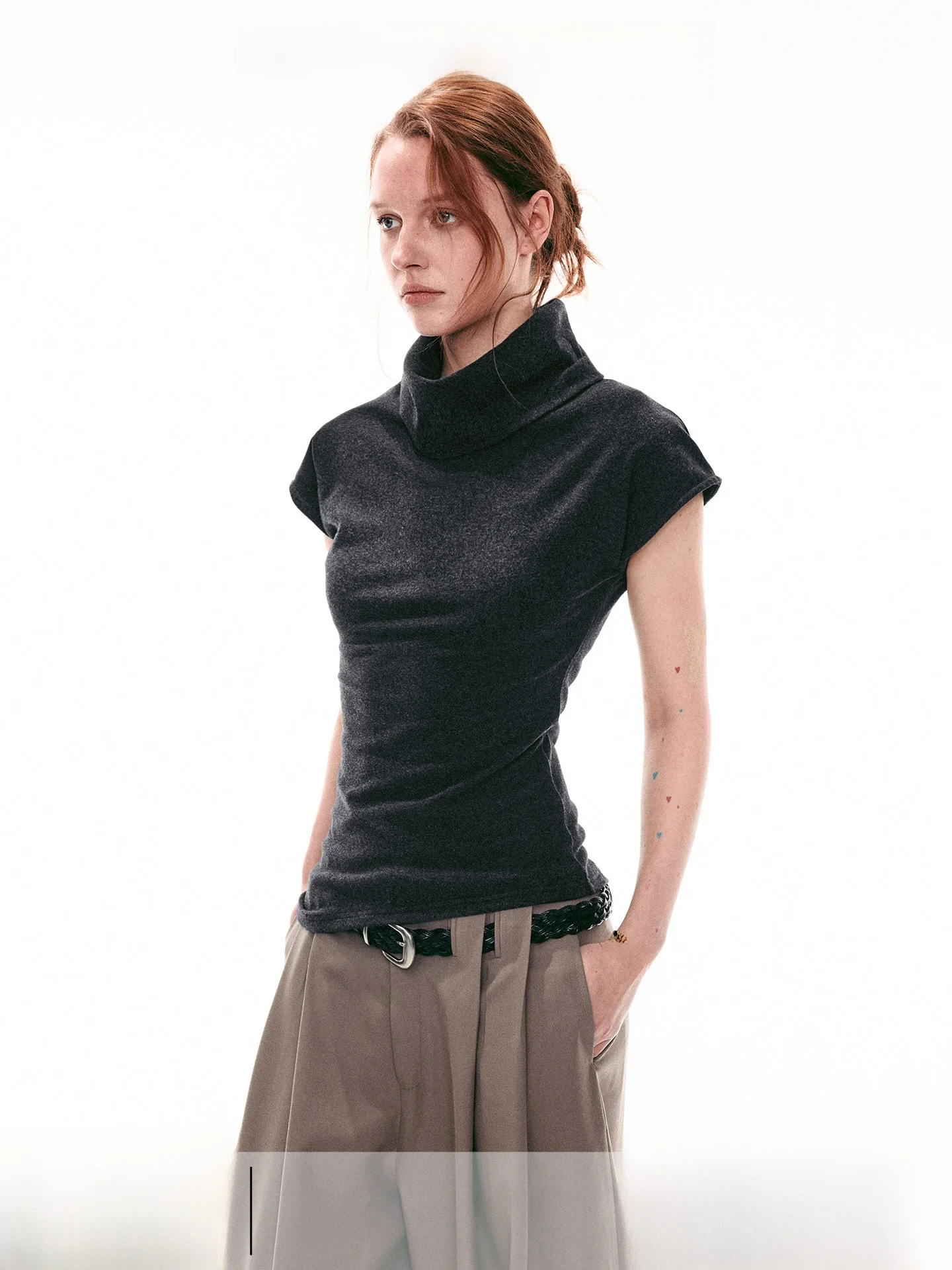 

Приталенная вязаная футболка без рукавов с отложным воротником для женщин, летняя модная модель Single Moment 26SS, с высоким воротом, другие размеры M...