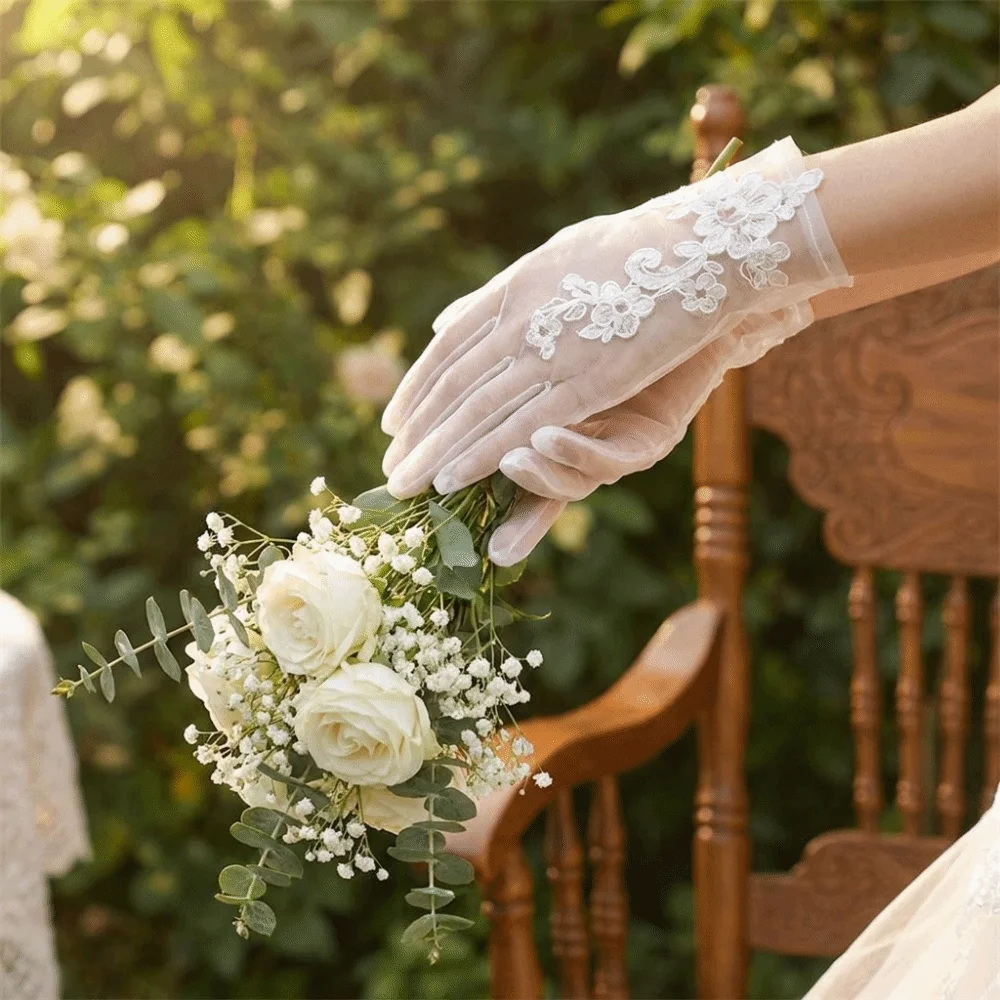 Short White Bridal Gloves Transparent Mesh Flower Pearl Wedding Gloves 3D Flower Sheer Fabric Mesh Gloves Formal Occasions