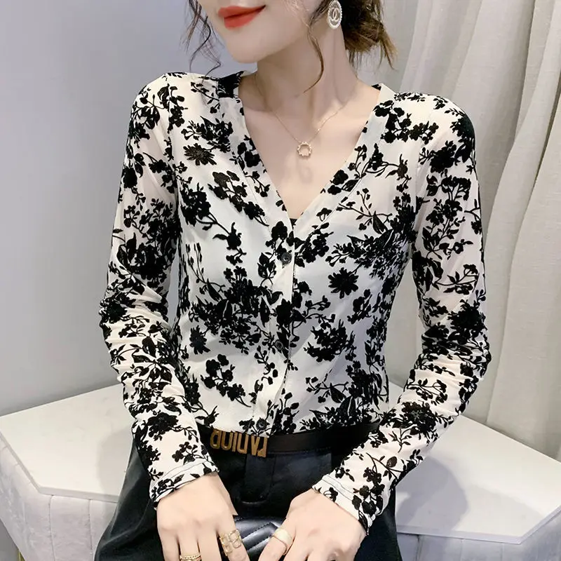 

2023 New Autumn Fashion Sexy Print V-Neck Slim Fit Cardigan Long Sleeve Temperament Commuter Women's Flocking Button Casual Top