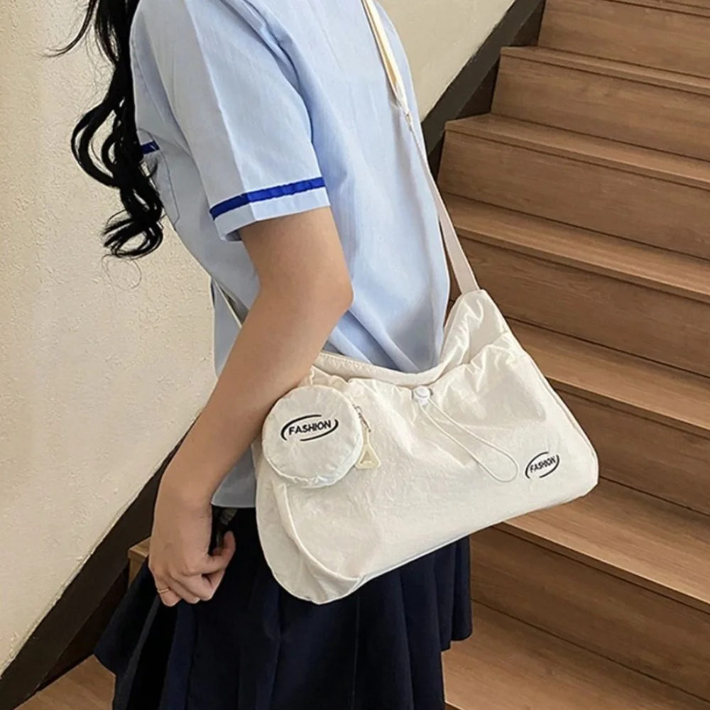 

Simple Casual Nylon Shoulder Bag Leightweight Large Capacity Drawstring Crossbody Bag Designer Zipper Commuting Bag Travel