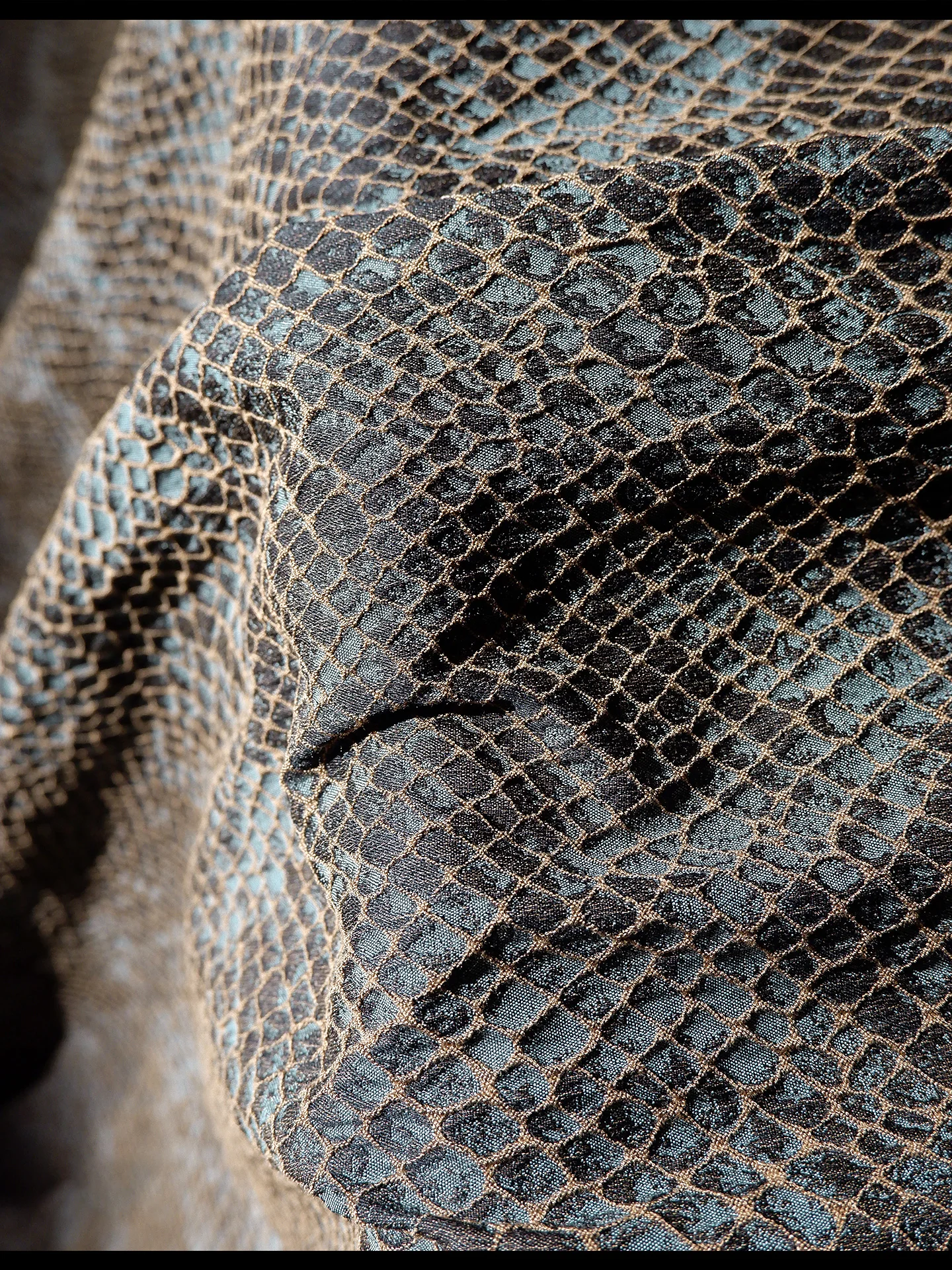 

Жаккардовая дизайнерская ткань с узором в виде змеи в стиле ретро, коричневая сетка, трехмерная рельефная текстура, материал одежды