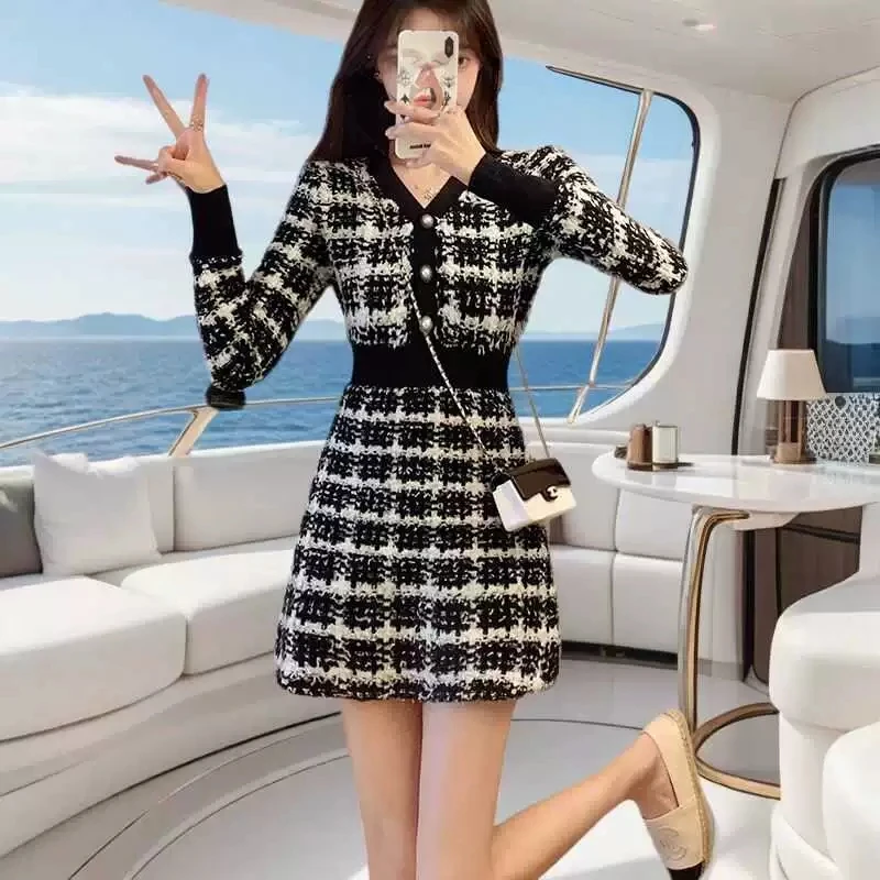 

2025 Autumn Winter Knitted dress Women's New Fashion Elegant Retro Lady Office Dress Tight Waist Slim Long Sleeve Sweater dress