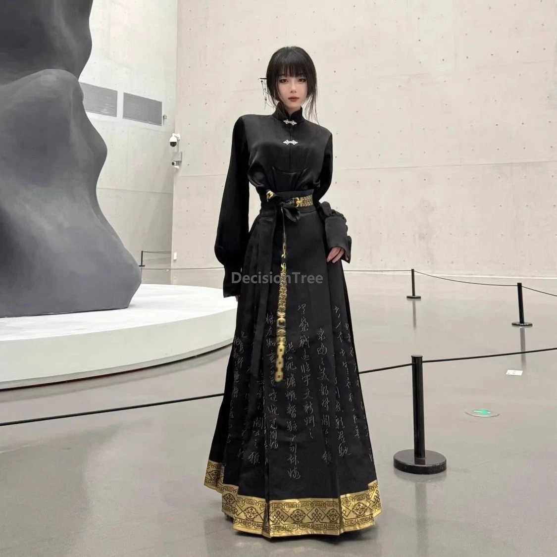 

Новинка 2026: Комплект ханьфу в винтажном стиле династии Мин, включающий элегантную универсальную юбку с вышивкой «лошадиная морда» и рубашку в новом китайском стиле.